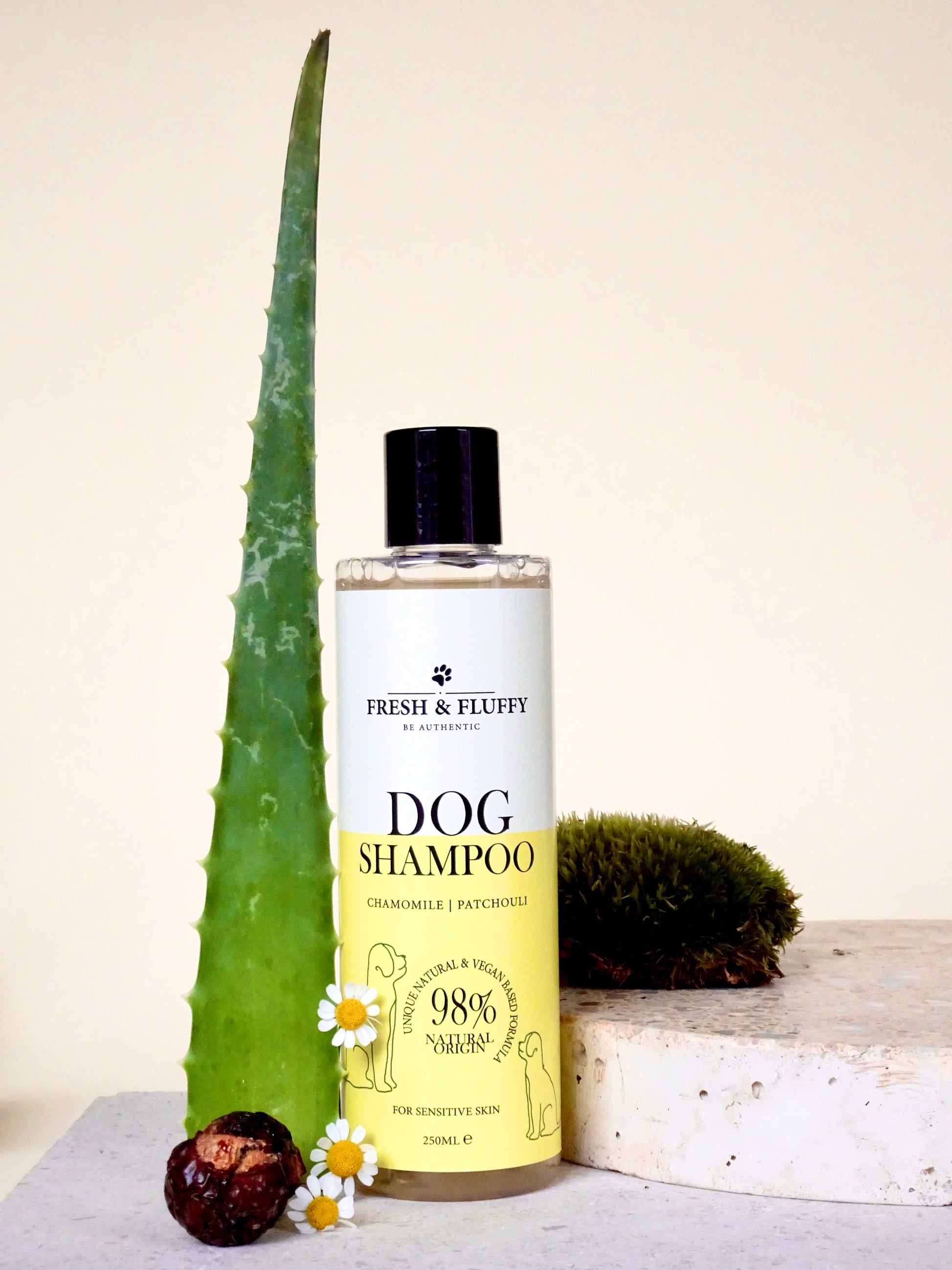 Natuurlijke hondenshampoo voor de gevoelige huid voor maar €9,95. Bestel deze hondenshampoo nu met gratis verzending. Deze shampoo voor de hond bevat kamille en Aloe vera. Natuurlijke ingredienten verminderd jeuk, irritaties en kalmeert de huid van uw hond.