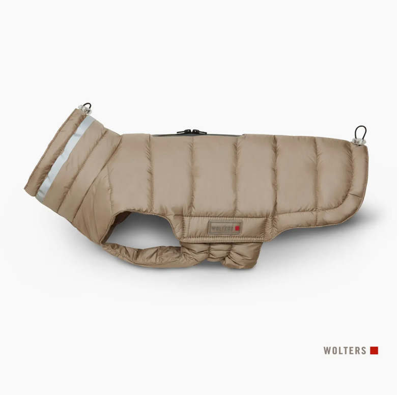 WOLTERS gewatteerde jas voor honden bestellen. De warme beige hondenjas kopen heeft een extra brede kraag. Reflecterende regenjas honden. Hondenjack waterdicht en vuilafstotend. Hondenwinterjas geschikt voor honden met een tuig/harnas. Voor grote en kleine honden. Regenjas voor doodles en teckels.