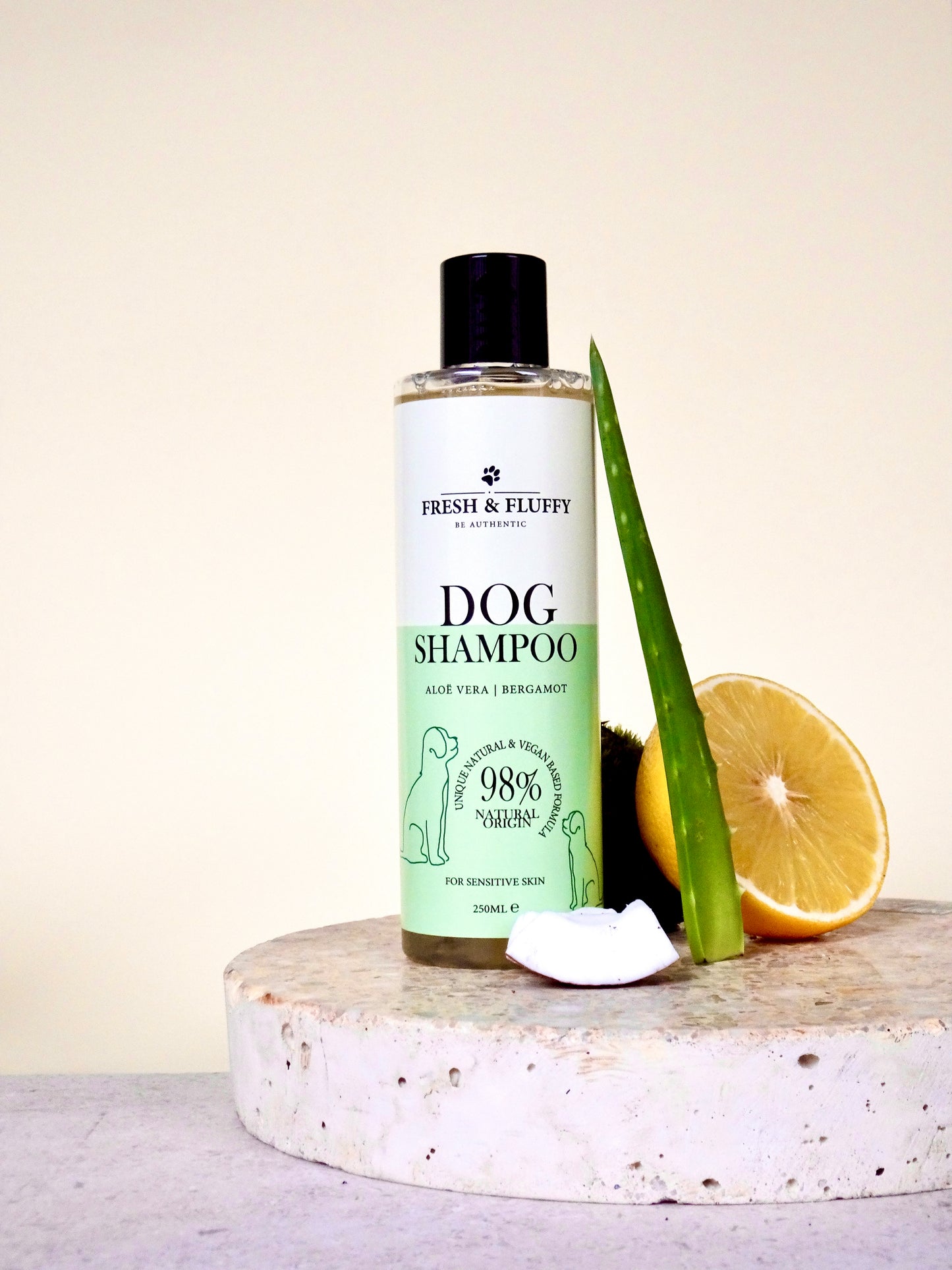 Milde hondenshampoo met 98% natuurlijke en vegan ingrediënten. Goedkoop en van hoge kwaliteit. Deze hondenshampoo ruikt heerlijk en na een wasbeurt ruikt uw hond weer heerlijk en zijn alle nare geurtjes weg. Zonder SLES, SLS, parabenen, parfum, alcohol, siliconen en chemische stoffen. Bestel vandaag, morgen thuis bezorgd. 